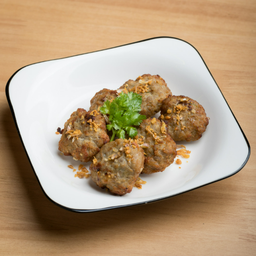 หมูก้อนทอด (Deep-Fried Minced Pork Balls)