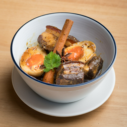 หมูฮ้องไข่พะโล้ (Braised Pork Belly and Eggs in Sweet Soy Sauce)