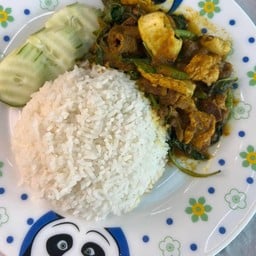 ข้าวราดพริกแกงใต้ทะเล(กุ้ง-หมึก)