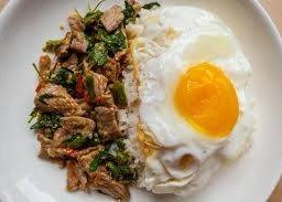 กะเพราเนื้อหน่อไม้ดอง