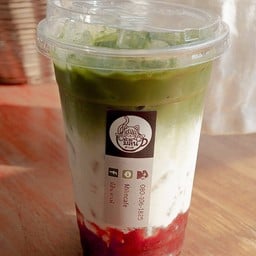 มัทฉะนมสดสตรอว์เบอร์รี่