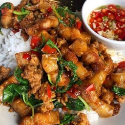 กะเพราหมูสามชั้นราดข้าว