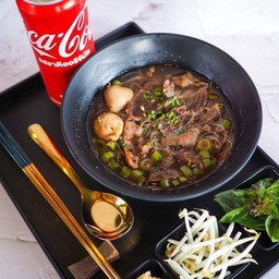 ก๋วยเตี๋ยวเรือหมู น้ำ หรือ เเห้ง + น้ำอัดลม