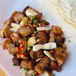 ข้าวผัดพริกเกลือ หมูกรอบ