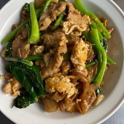 ราดหน้าผัดซีอิ๊ว  ลุงยวง เจ้าเก่ามีนบุรี