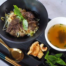 ก๋วยเตี๋ยวเเห้งเนื้อ(Dry Noodle with Beef and soup)