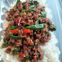 กะเพราเนื้อโคขุนสับราดข้าว