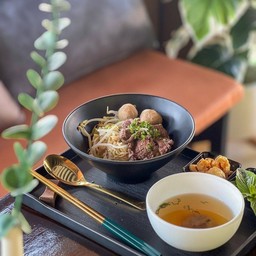 ก๋วยเตี๋ยวเเห้งหมู(Dry Noodle with Pork and soup)