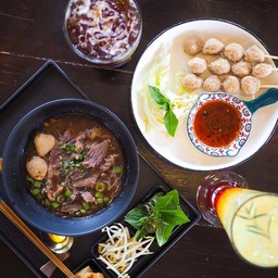 ก๋วยเตี๋ยวเรือหมู น้ำ หรือ เเห้ง + ลูกชิ้นหมูปิ้ง