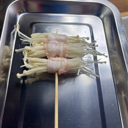สามชั้นพันเห็ดเข็มทอง