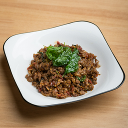 กะเพราเนื้อสับ (Stir-Fried Minced Beef with Holy Basil)
