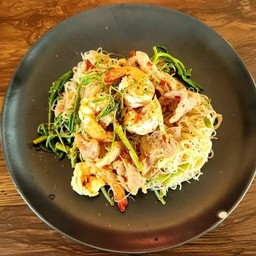 ผัดหมี่กระเฉดกุ้งสด