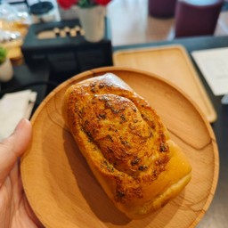 Garlic bread (ขนมปังกระเทียม)