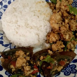 กระเพราไข่เยี่ยวม้า ฟรีไข่ดาว  โปรเดือนนี้แถมน้ำ1ขวด