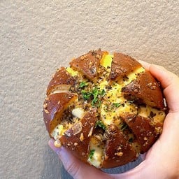 Garlic Creamchesse Bun