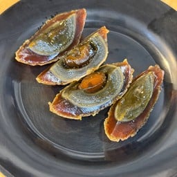 ไข่เยี่ยวม้าทอด 1 ฟอง หั่น 4 ชิ้น