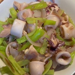 ข้าวปลาหมึกผัดพริกหยวก