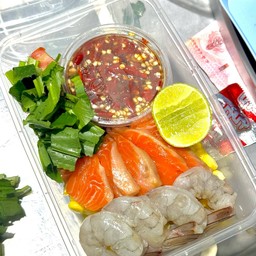 ยำข้าวโพดกุ้งสดปลาแซลม่อน