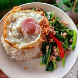 คะน้าหมูสับไข่ดาวราดข้าว