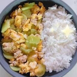 แตงผัดไข่ราดข้าว(เพิ่มเนื้อสัตว์เลือกด้านในเมนูนะคะ)