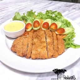 สลัดไก่กรอบ