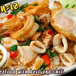 ข้าว กระเพราปลาหมึก