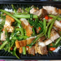 ผัดผักบุ้งจีนหมูกรอบราดข้าว