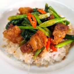 ข้าวราดคะน้าหมูกรอบ