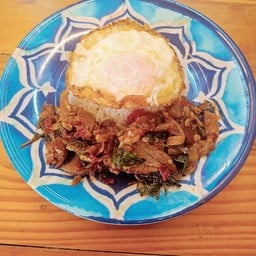 กะเพราเนื้อตุ๋น-เอ็นตุ๋น ราดข้าว