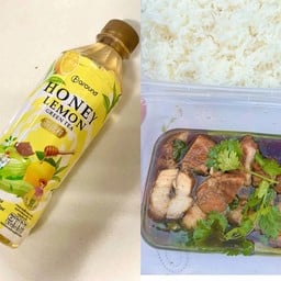 [เซตสุดฮิต] ข้าว หมูสามชั้นตุ๋นน้ำปลา(พร้อมน้ำจิ้มซีฟู๊ด) + ทีอราวนด์ ชาเขียวน้ำผึ้งมะนาว 500ml.