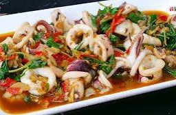 ปลาหมึกผัดกะเพรา