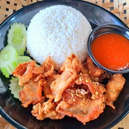 หมูทอดกระเทียมราดข้าว