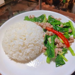 คะน้าหมูสับราดข้าว