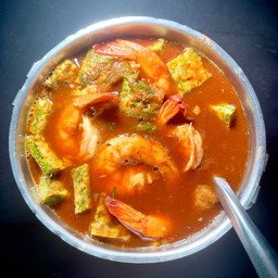 แกงส้มชะอมไข่ใส่กุ้ง-ถ้วย