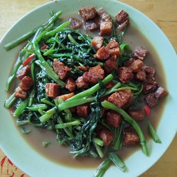 ผักบุ้งหมูกรอบ