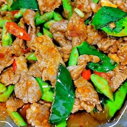 ผัดพริกแกงเนื้อติดมัน