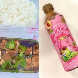 [เซตสุดฮิต] ข้าว หมูสามชั้นตุ๋นน้ำปลา(พร้อมน้ำจิ้มซีฟู๊ด) + ทีอราวนด์ ชาพีช 500ml.