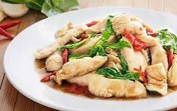 ผัดกระเพราไก่ชิ้น