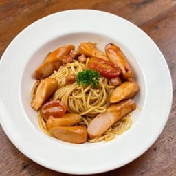 สปาเก็ตตี้ซอสมะเขือเทศไส้กรอก