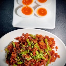 ปลาดุกฟูผัดพริกขิง-ไข่ต้มมะตูม 2 ฟอง