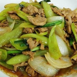 ข้าวหมูชิ้นผัดพริกหยวก