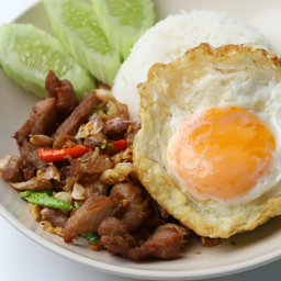 ข้าวหมูทอดกระเทียมพริกสด