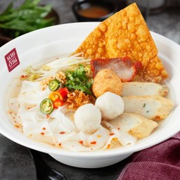 ก๋วยเตี๋ยวลูกชิ้นปลาต้มยำ