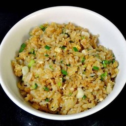 ข้าวผัดกระเทียม ใส่ไข่