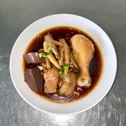 ก๋วยเตี๋ยวไก่ตุ๋น-เป็ดตุ๋นแปดริ้ว ถนนหลังวัดหนามแดง