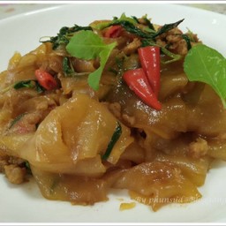 เส้นใหญ่ ผัดกะเพราหมูสับ