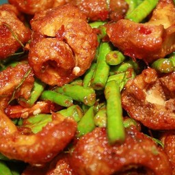 ผัดพริกแกงเผ็ดแคปหมู ราดข้าว แม่ครัวใหญ่