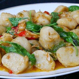 กะเพราลูกชิ้นปลาเยาวราช