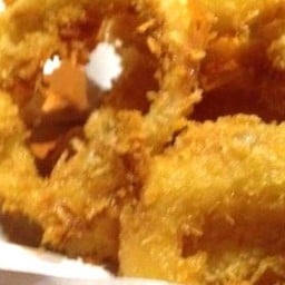 ข้าวปลาหมึกทอด ราดซอสกะเพรา แม่ครัวใหญ่