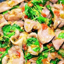 กะเพราเครื่องในไก่ แม่ครัวใหญ่